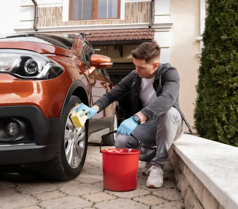 Lavage auto à domicile Oullins-Pierre-Bénite : professionnel intervenant sur un véhicule
